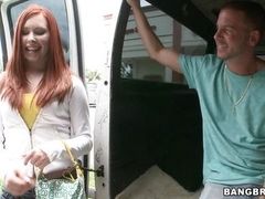 Горячая рыжая Melody Jordan трахается в автобусе