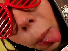 Богемный рокер цыпочка раздевается догола